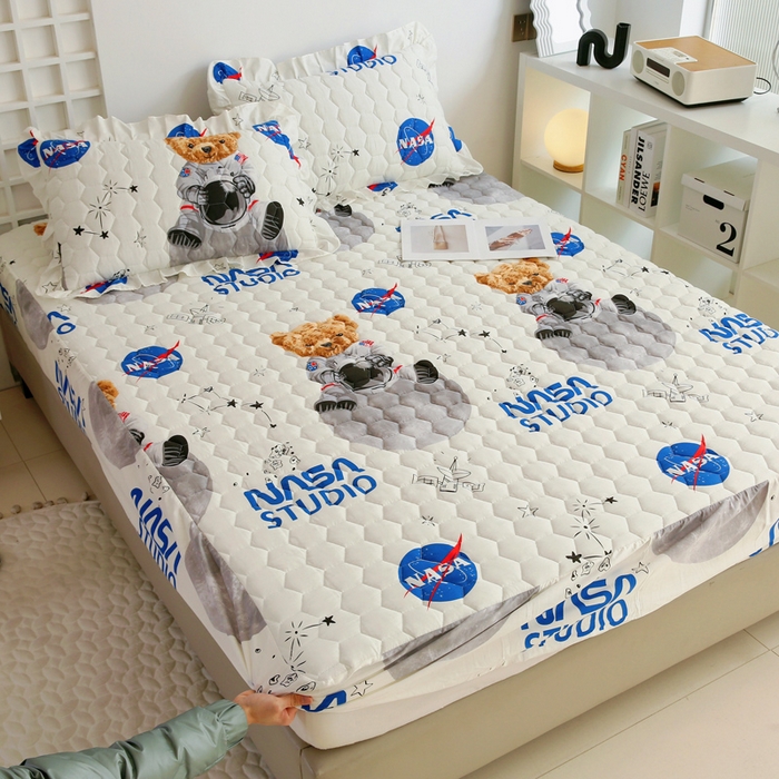 91家纺网 家纺一手货源 找家纺 情煊 2023新款全棉夹棉纯色印花床笠款(可定制尺寸) 床笠-宇航熊