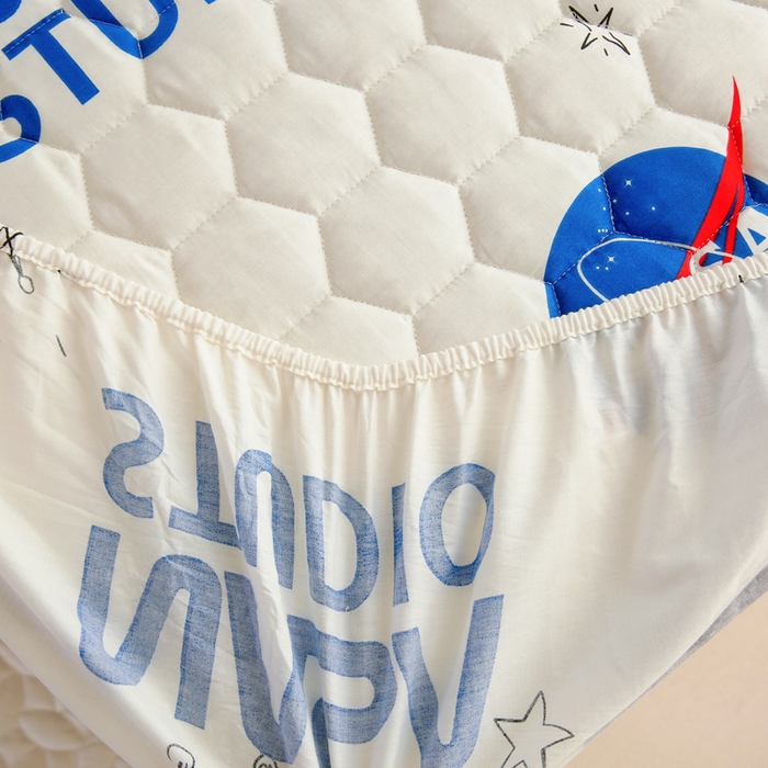 91家纺网 家纺一手货源 找家纺 情煊 2023新款全棉夹棉纯色印花床笠款(可定制尺寸) 床笠-宇航熊