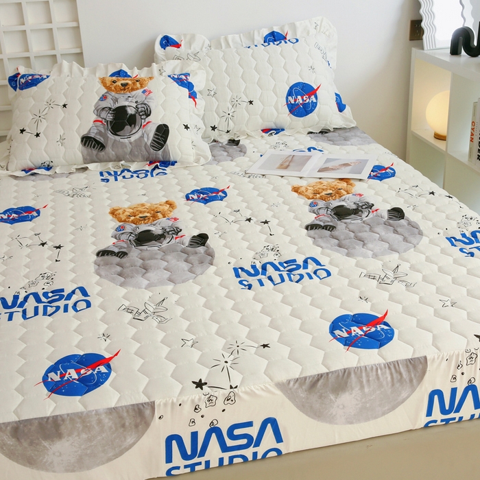 91家纺网 家纺一手货源 找家纺 情煊 2023新款全棉夹棉纯色印花床笠款(可定制尺寸) 床笠-宇航熊