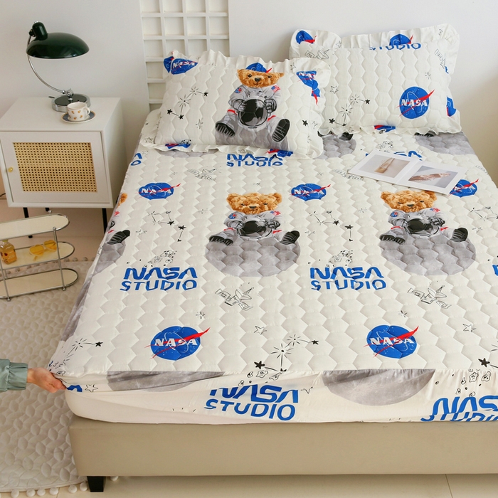 91家纺网 家纺一手货源 找家纺 情煊 2023新款全棉夹棉纯色印花床笠款(可定制尺寸) 床笠-宇航熊