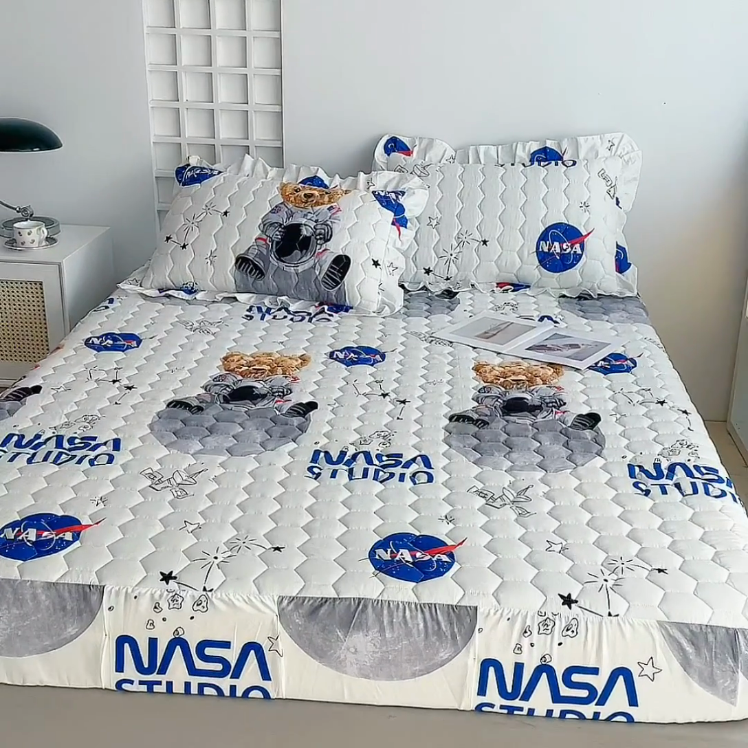 91家纺网 家纺一手货源 找家纺 情煊 2023新款全棉夹棉纯色印花床笠款(可定制尺寸) 床笠-宇航熊