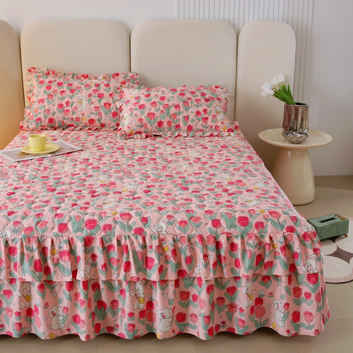 91家纺网 家纺一手货源 找家纺 情煊 2023新款全棉夹棉纯色印花床裙款(可定制尺寸) 花间白兔