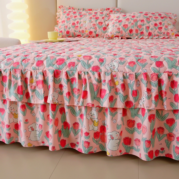 91家纺网 家纺一手货源 找家纺 情煊 2023新款全棉夹棉纯色印花床裙款(可定制尺寸) 花间白兔