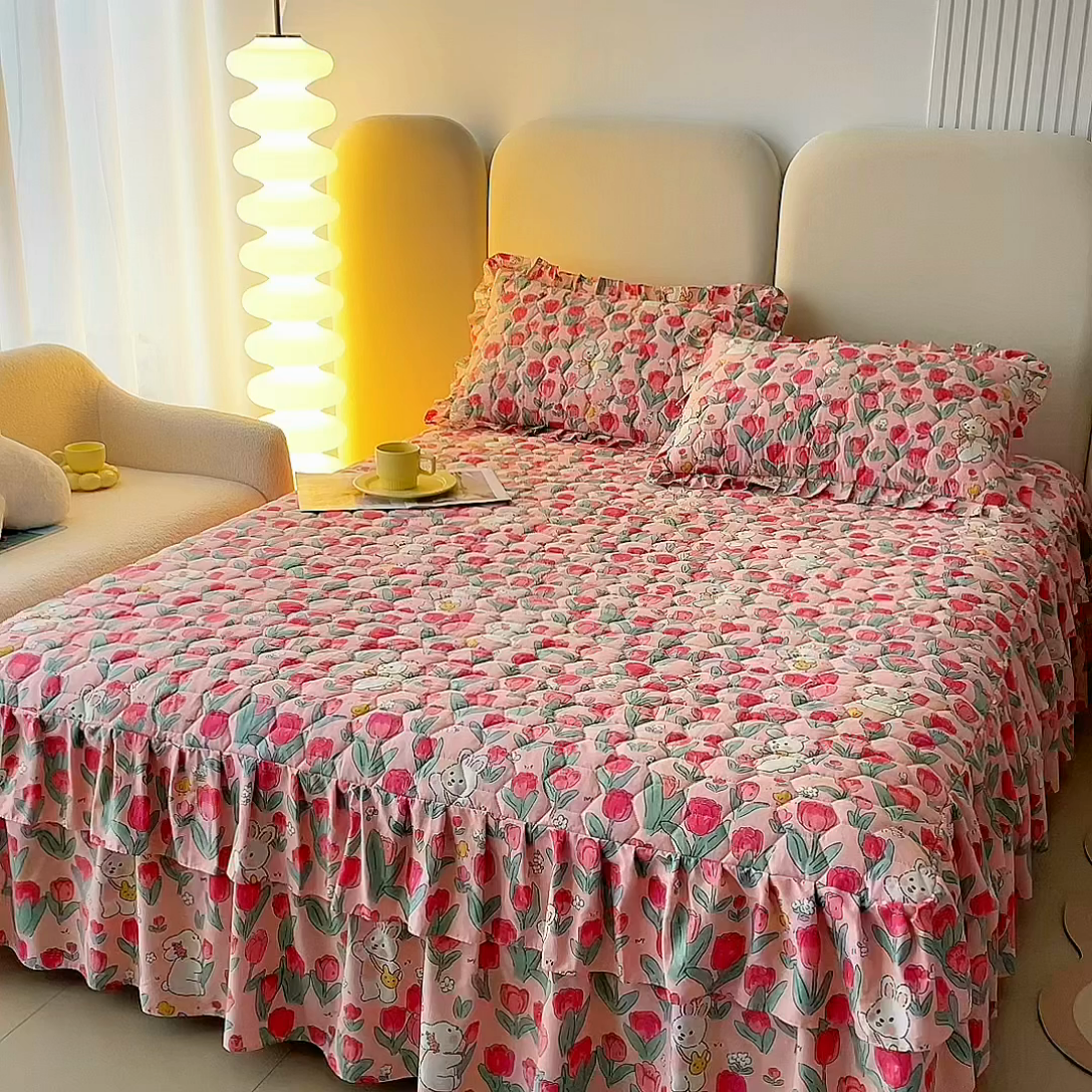 91家纺网 家纺一手货源 找家纺 情煊 2023新款全棉夹棉纯色印花床裙款(可定制尺寸) 花间白兔