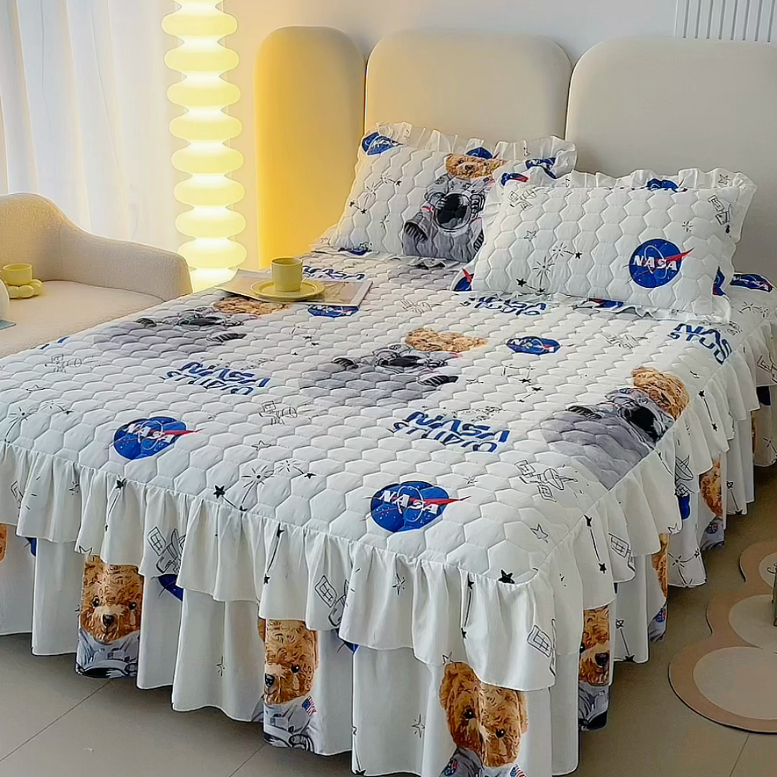 91家纺网 家纺一手货源 找家纺 情煊 2023新款全棉夹棉纯色印花床裙款(可定制尺寸) 宇航熊