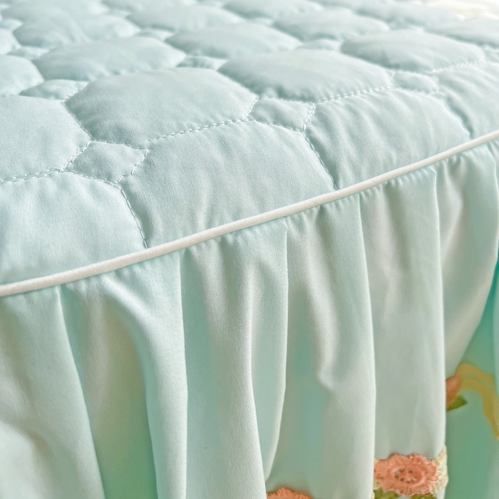 91家纺网 家纺一手货源 找家纺 罗艺轩 2024新款夹棉床裙施华洛系列三件套 施华洛-浅蓝