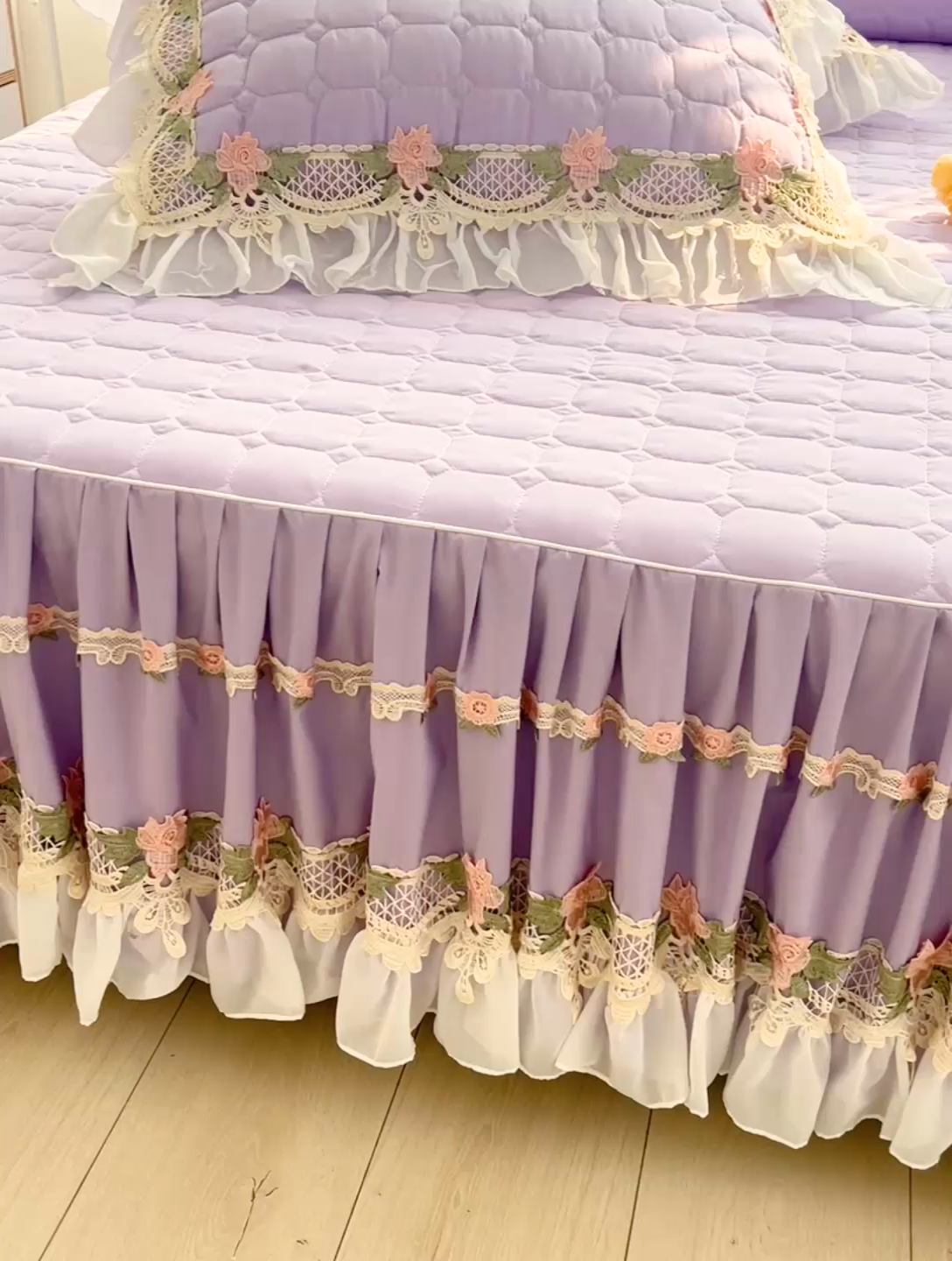 91家纺网 家纺一手货源 找家纺 罗艺轩 2024新款夹棉床裙施华洛系列三件套 施华洛-浅紫