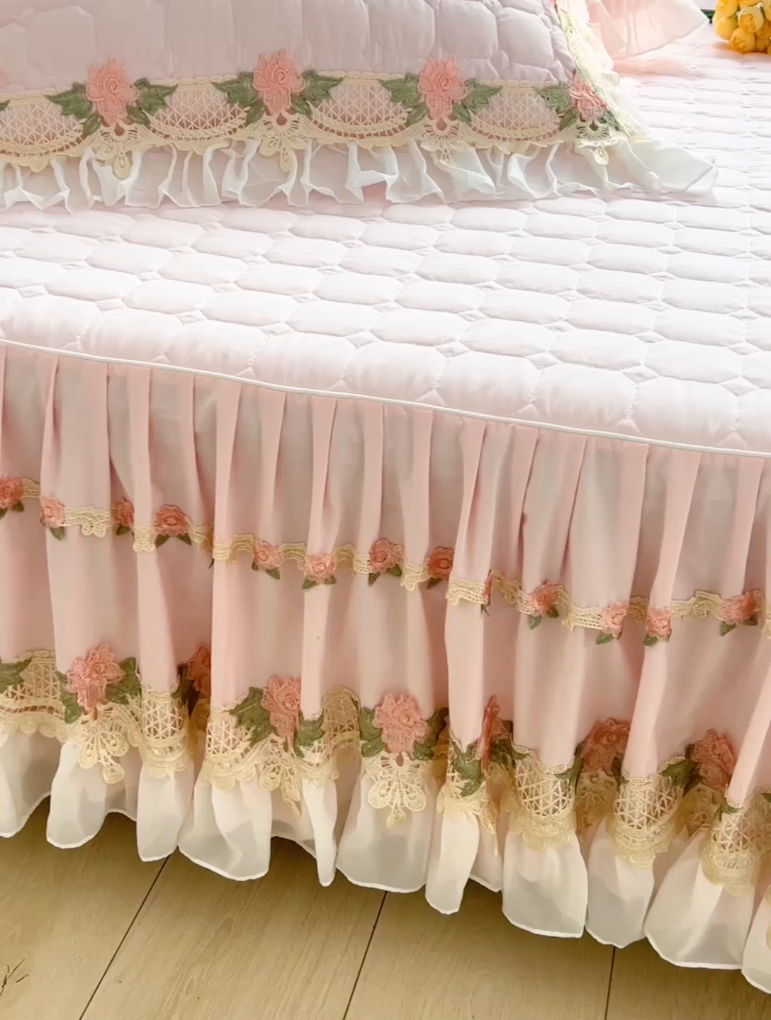 91家纺网 家纺一手货源 找家纺 罗艺轩 2024新款夹棉床裙施华洛系列三件套 施华洛-浅粉