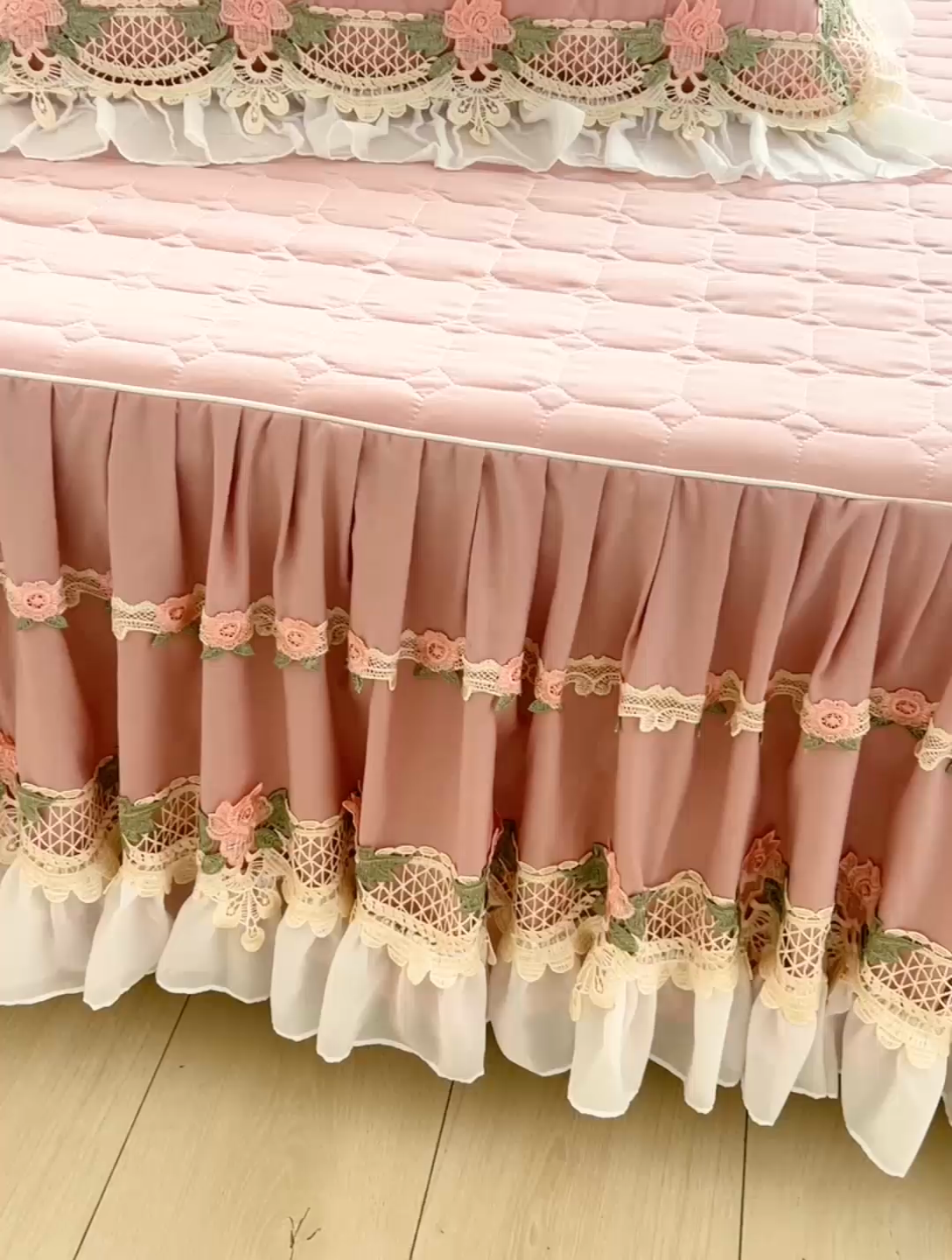 91家纺网 家纺一手货源 找家纺 罗艺轩 2024新款夹棉床裙施华洛系列三件套 施华洛-玉色