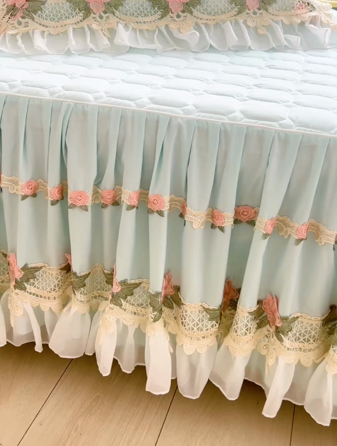 91家纺网 家纺一手货源 找家纺 罗艺轩 2024新款夹棉床裙施华洛系列三件套 施华洛-浅蓝