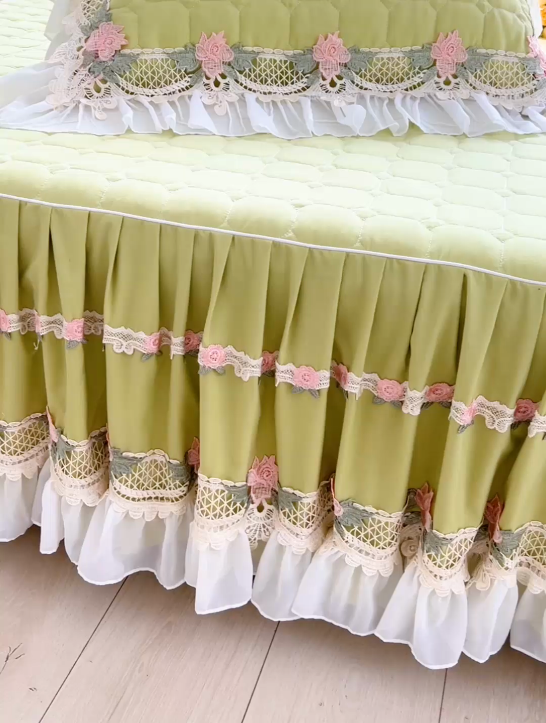 91家纺网 家纺一手货源 找家纺 罗艺轩 2024新款夹棉床裙施华洛系列三件套 施华洛-果绿