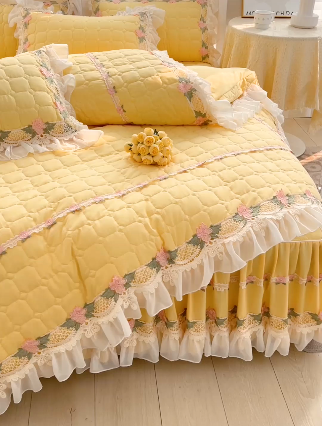 91家纺网 家纺一手货源 找家纺 罗艺轩 2024新款夹棉床裙施华洛系列四件套 施华洛-亮黄