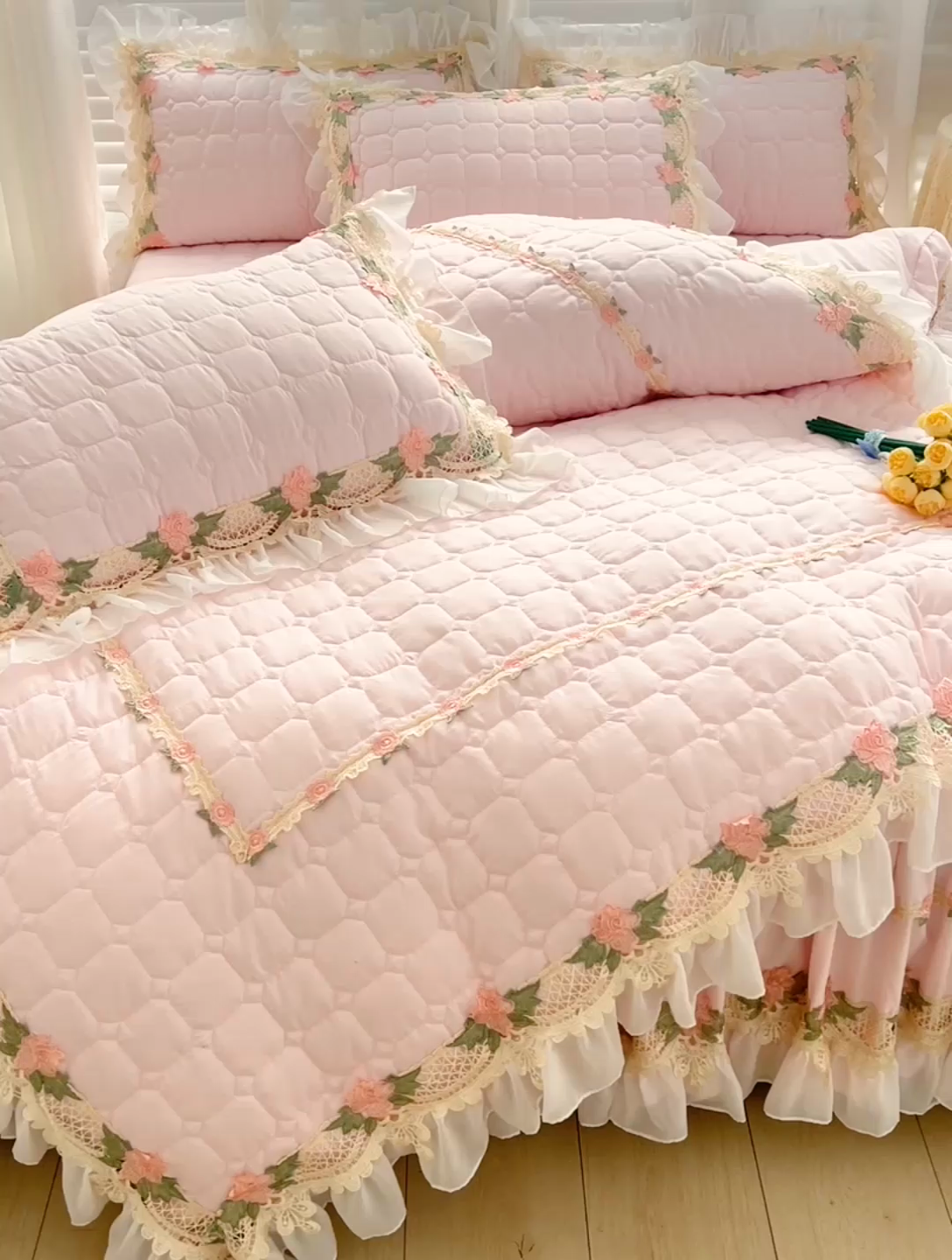 91家纺网 家纺一手货源 找家纺 罗艺轩 2024新款夹棉床裙施华洛系列四件套 施华洛-浅粉