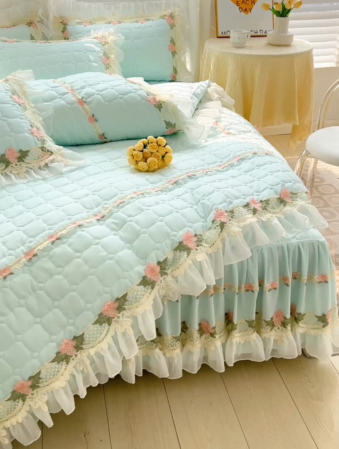 91家纺网 家纺一手货源 找家纺 罗艺轩 2024新款夹棉床裙施华洛系列四件套 施华洛-浅蓝