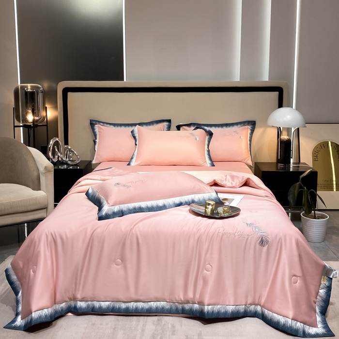 91家纺网 家纺一手货源 找家纺 露梦家纺 大牌轻奢款水洗真丝刺绣数码宽边夏被四件套-羽墨 羽墨-玫瑰粉