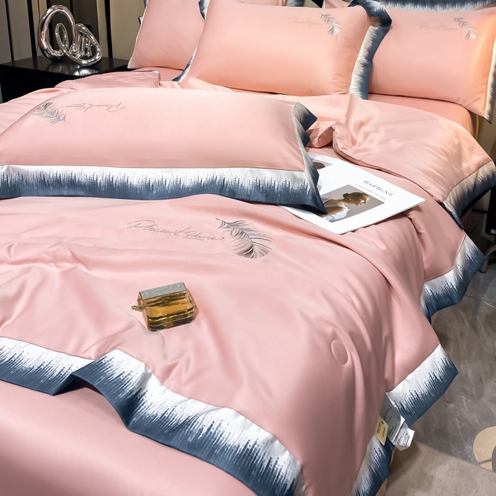 91家纺网 家纺一手货源 找家纺 露梦家纺 大牌轻奢款水洗真丝刺绣数码宽边夏被四件套-羽墨 羽墨-玫瑰粉