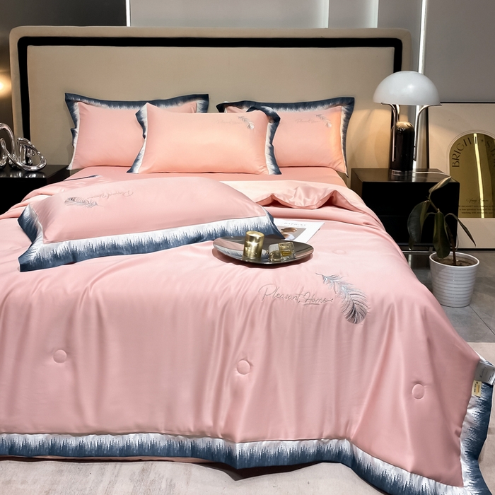 91家纺网 家纺一手货源 找家纺 露梦家纺 大牌轻奢款水洗真丝刺绣数码宽边夏被四件套-羽墨 羽墨-玫瑰粉