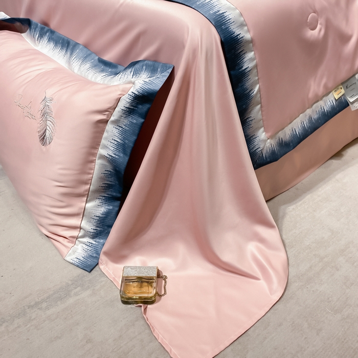 91家纺网 家纺一手货源 找家纺 露梦家纺 大牌轻奢款水洗真丝刺绣数码宽边夏被四件套-羽墨 羽墨-玫瑰粉