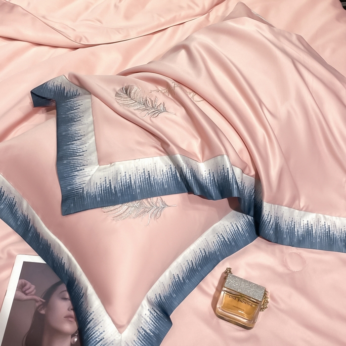91家纺网 家纺一手货源 找家纺 露梦家纺 大牌轻奢款水洗真丝刺绣数码宽边夏被四件套-羽墨 羽墨-玫瑰粉