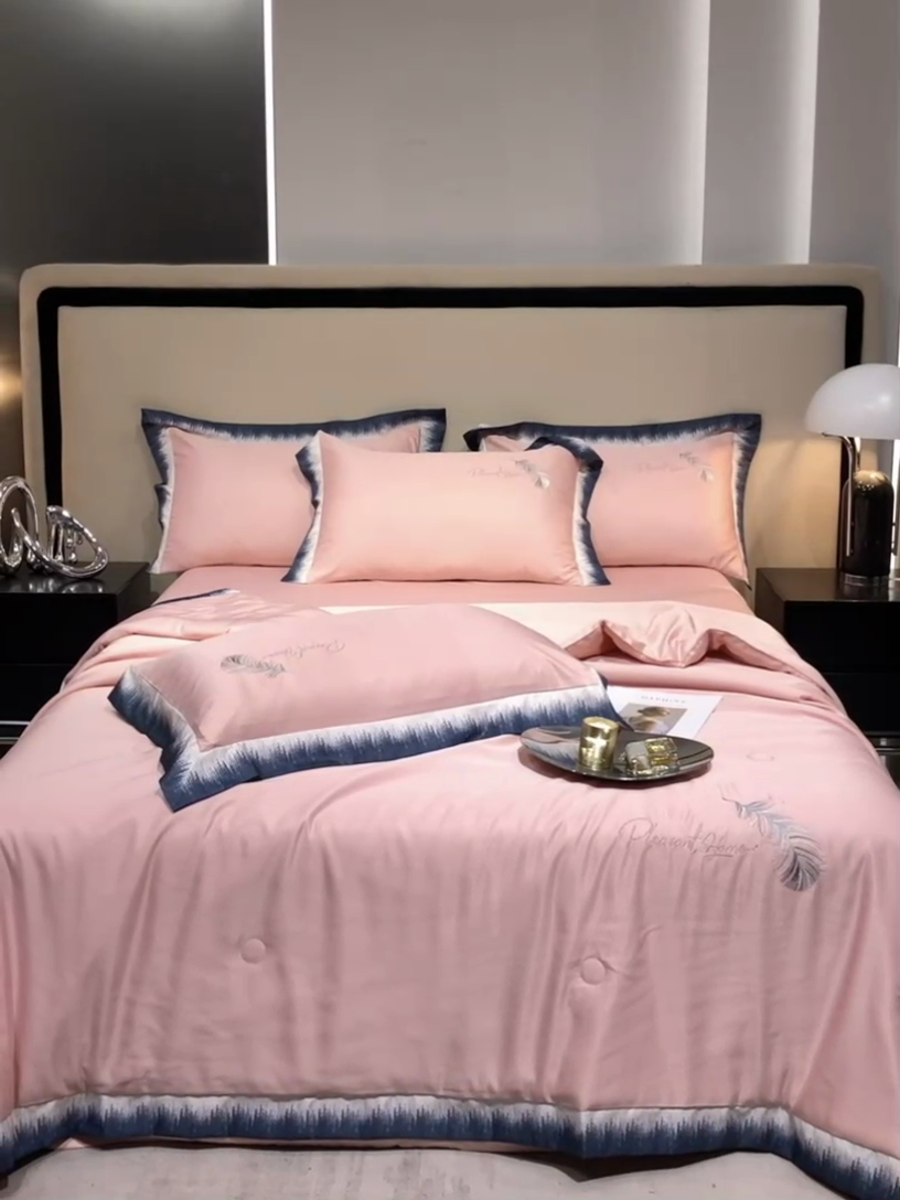 91家纺网 家纺一手货源 找家纺 露梦家纺 大牌轻奢款水洗真丝刺绣数码宽边夏被四件套-羽墨 羽墨-玫瑰粉