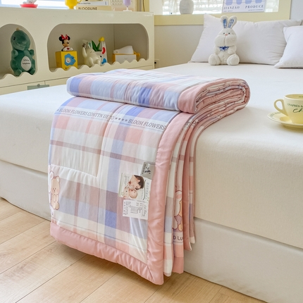 91家纺网 家纺一手货源 找家纺 帕拉美拉 2025新款冰凉丝凉感丝手包大宽边夏被 酷酷猫