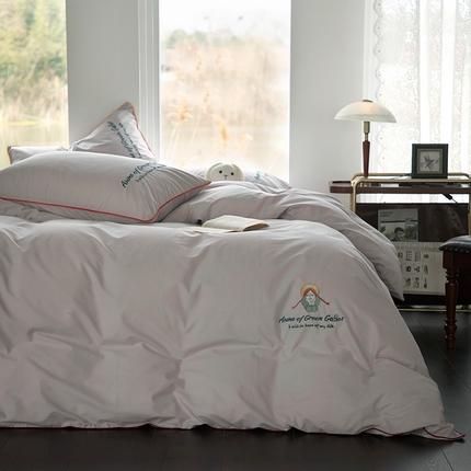 网客家纺 2024新款水洗棉刺绣四件套 绿墙上的安妮-红