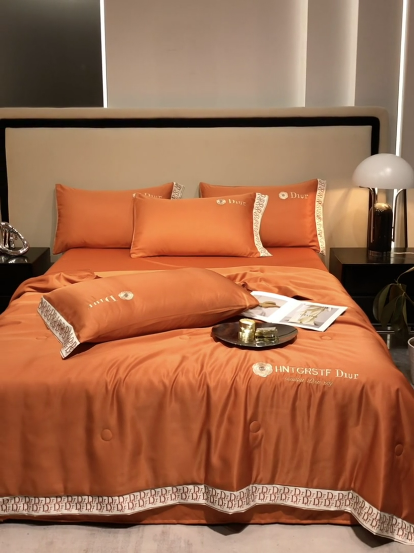 91家纺网 家纺一手货源 找家纺 露梦 2025新款大牌轻奢款水洗真丝刺绣数码宽边夏被四件套-安迪 安迪-爱玛橙