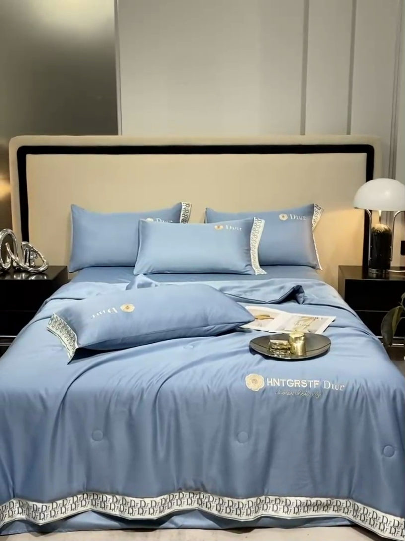 91家纺网 家纺一手货源 找家纺 露梦 2025新款大牌轻奢款水洗真丝刺绣数码宽边夏被四件套-安迪 安迪-摩卡蓝