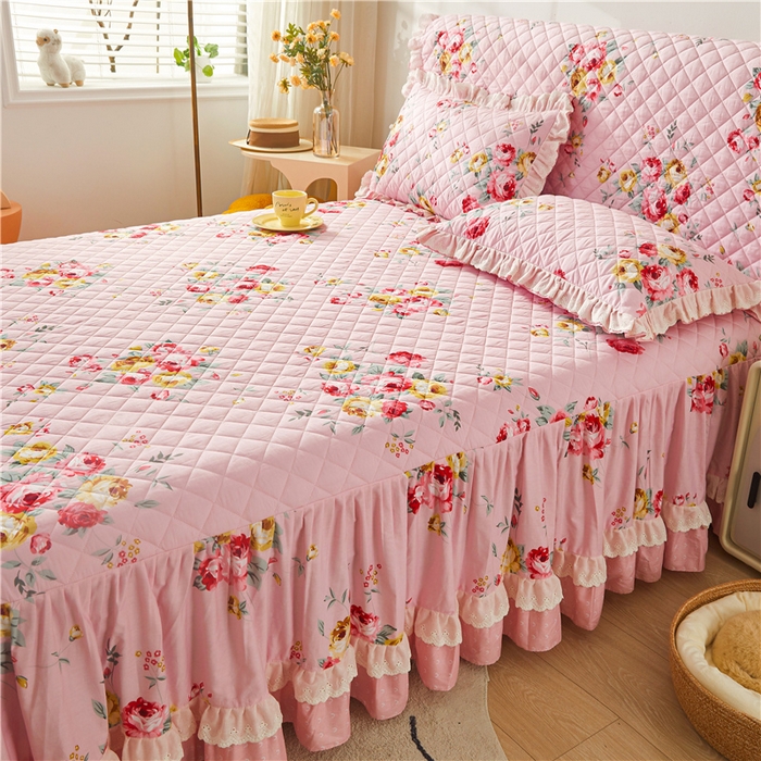 91家纺网 家纺一手货源 找家纺 十个点 2024新款全棉印花夹棉韩版蕾丝床裙三件套  红粉佳人-夹棉