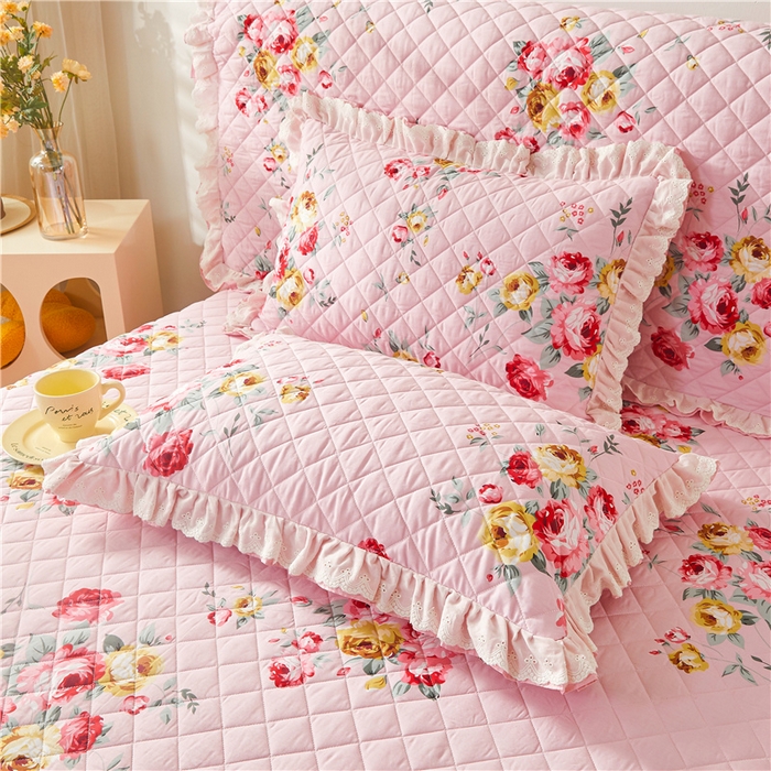 91家纺网 家纺一手货源 找家纺 十个点 2024新款全棉印花夹棉韩版蕾丝床裙三件套  红粉佳人-夹棉