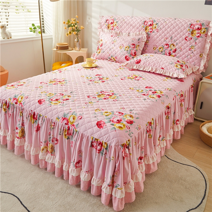 91家纺网 家纺一手货源 找家纺 十个点 2024新款全棉印花夹棉韩版蕾丝床裙三件套  红粉佳人-夹棉