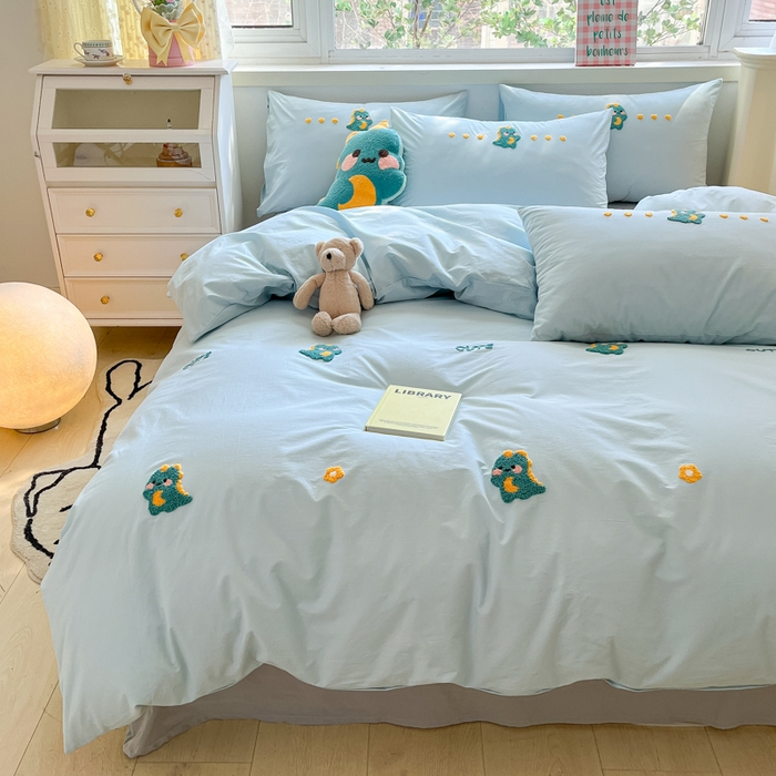 91家纺网 家纺一手货源 找家纺 寐居2023新款绣花款水洗棉四件套  萌宠恐龙-蓝