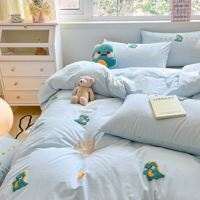 91家纺网 家纺一手货源 找家纺 寐居2023新款绣花款水洗棉四件套  萌宠恐龙-蓝