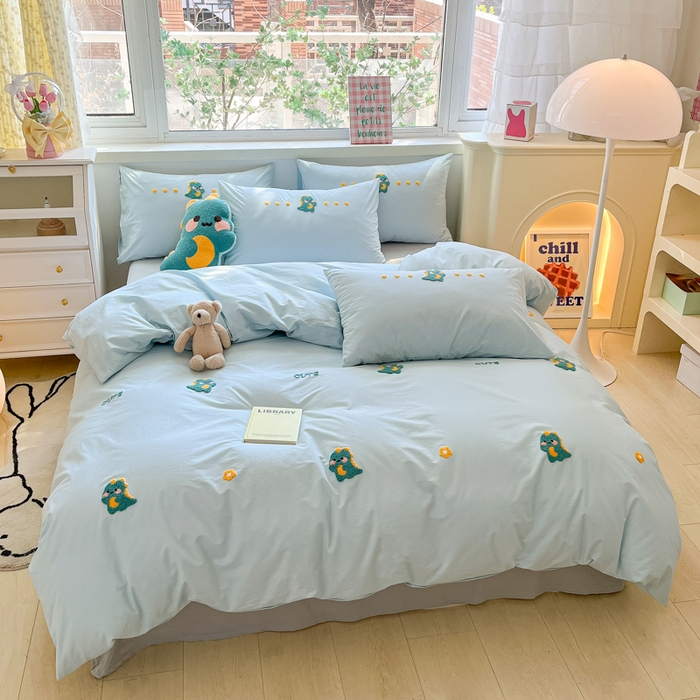 91家纺网 家纺一手货源 找家纺 寐居2023新款绣花款水洗棉四件套  萌宠恐龙-蓝