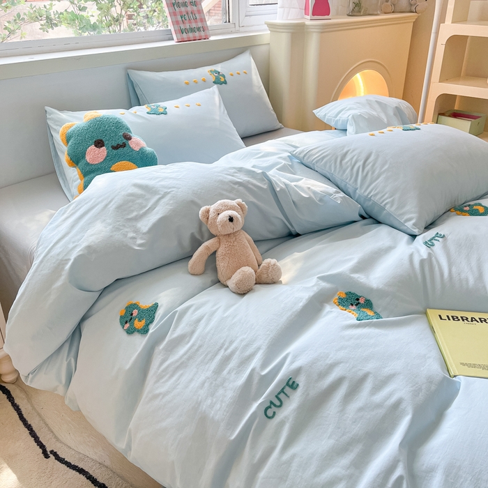 91家纺网 家纺一手货源 找家纺 寐居2023新款绣花款水洗棉四件套  萌宠恐龙-蓝