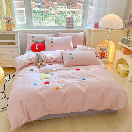 91家纺网 家纺一手货源 找家纺 寐居2023新款绣花款水洗棉四件套  甜蜜桃桃-粉玉