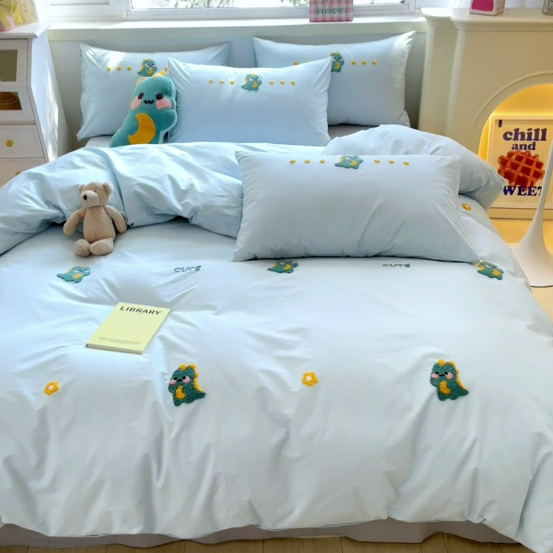 91家纺网 家纺一手货源 找家纺 寐居2023新款绣花款水洗棉四件套  萌宠恐龙-蓝