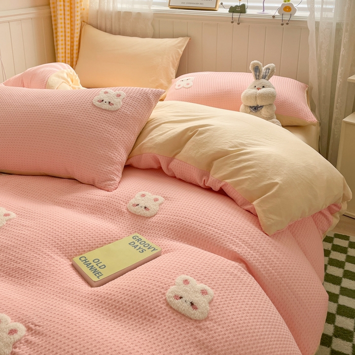 91家纺网 家纺一手货源 找家纺 慕澄 2023新款高克重小清新华夫格毛巾绣系列四件套 小兔-粉+米黄