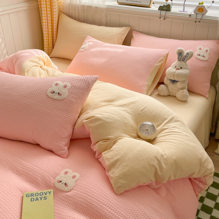 91家纺网 家纺一手货源 找家纺 慕澄 2023新款高克重小清新华夫格毛巾绣系列四件套 小兔-粉+米黄