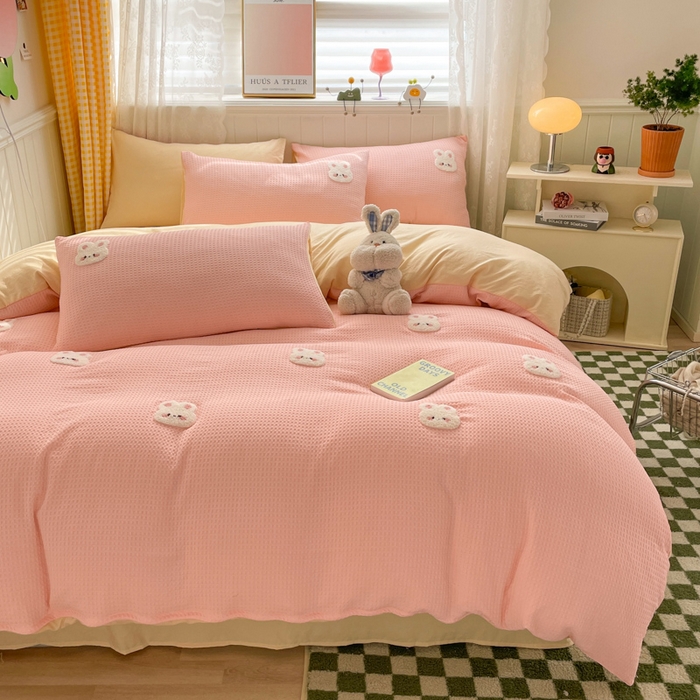 91家纺网 家纺一手货源 找家纺 慕澄 2023新款高克重小清新华夫格毛巾绣系列四件套 小兔-粉+米黄