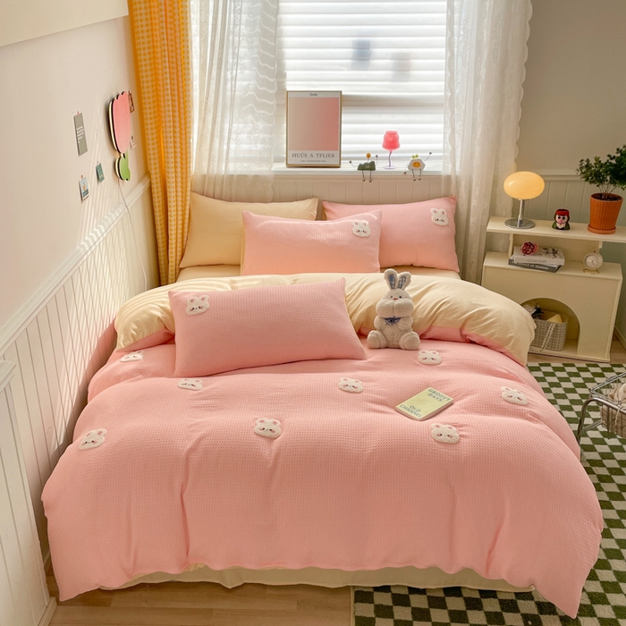 91家纺网 家纺一手货源 找家纺 慕澄 2023新款高克重小清新华夫格毛巾绣系列四件套 小兔-粉+米黄