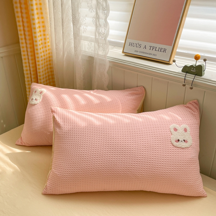 91家纺网 家纺一手货源 找家纺 慕澄 2023新款高克重小清新华夫格毛巾绣系列四件套 小兔-粉+米黄