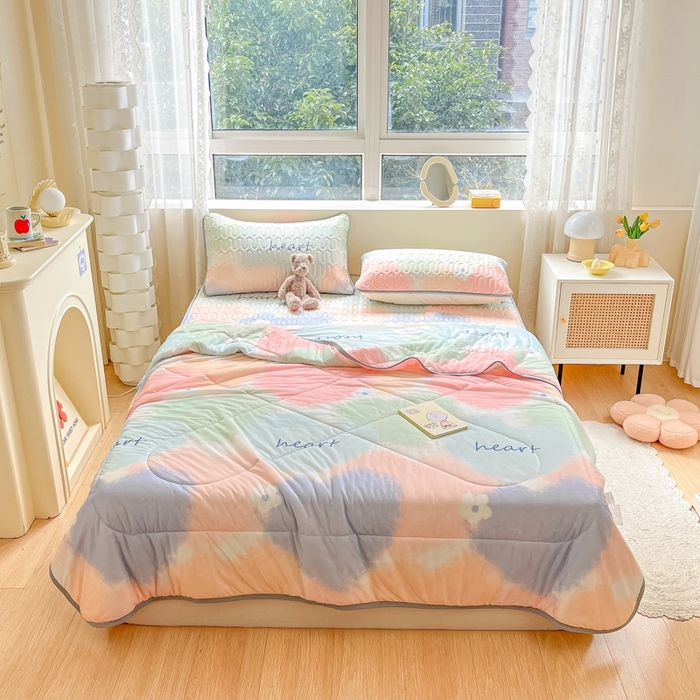 91家纺网 家纺一手货源 找家纺 沐慕2023新款凉感丝夏被四件套 彩色爱心