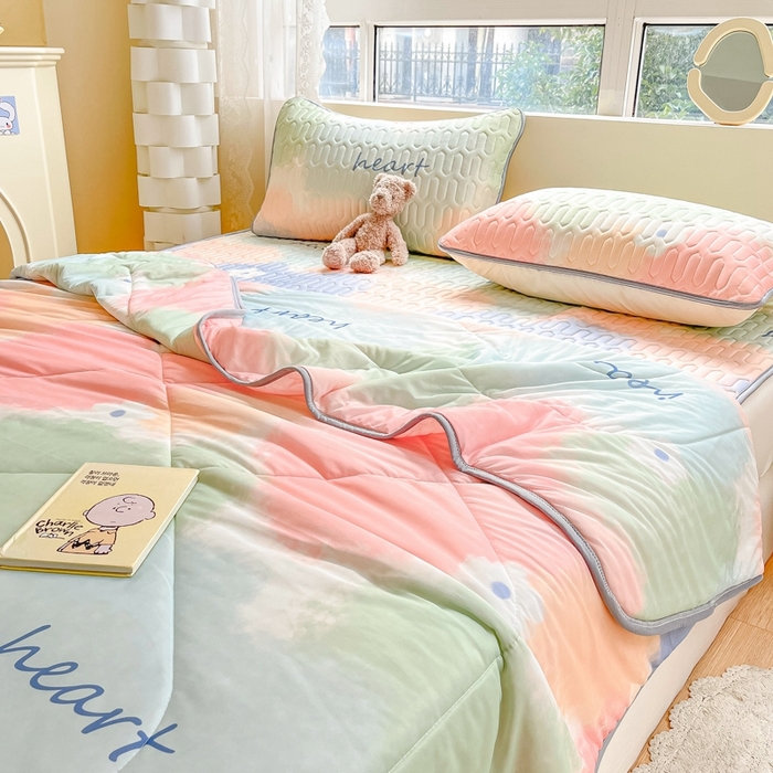 91家纺网 家纺一手货源 找家纺 沐慕2023新款凉感丝夏被四件套 彩色爱心