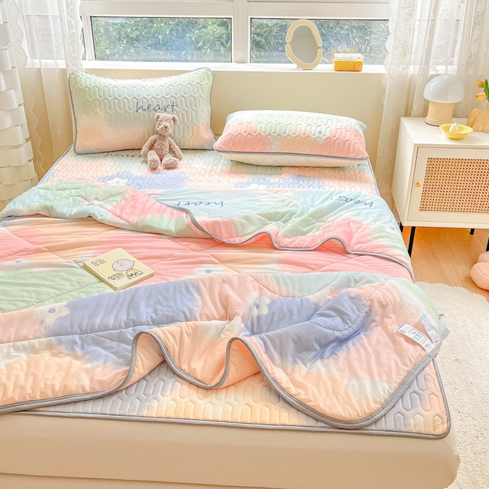 91家纺网 家纺一手货源 找家纺 沐慕2023新款凉感丝夏被四件套 彩色爱心