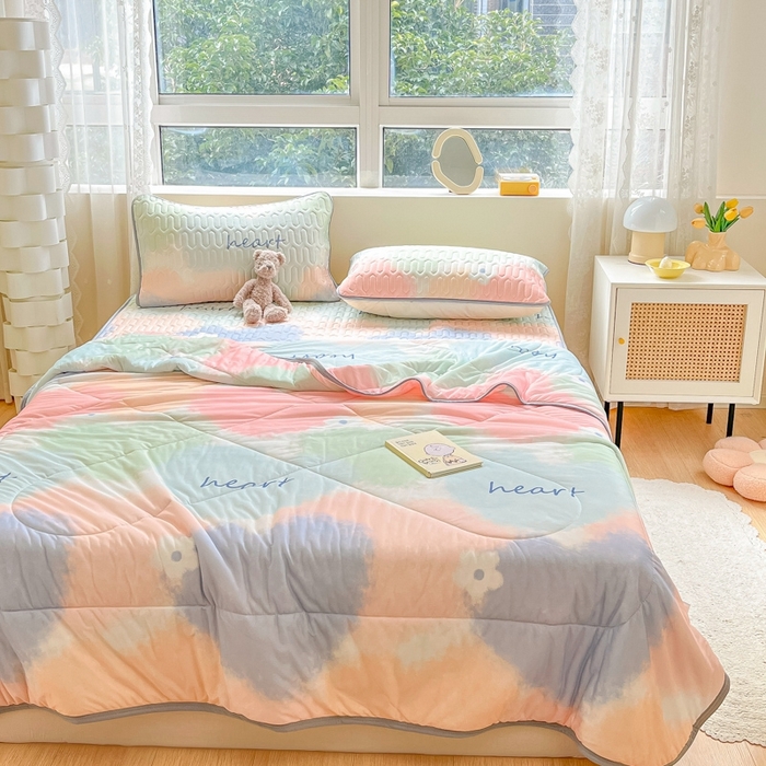 91家纺网 家纺一手货源 找家纺 沐慕2023新款凉感丝夏被四件套 彩色爱心