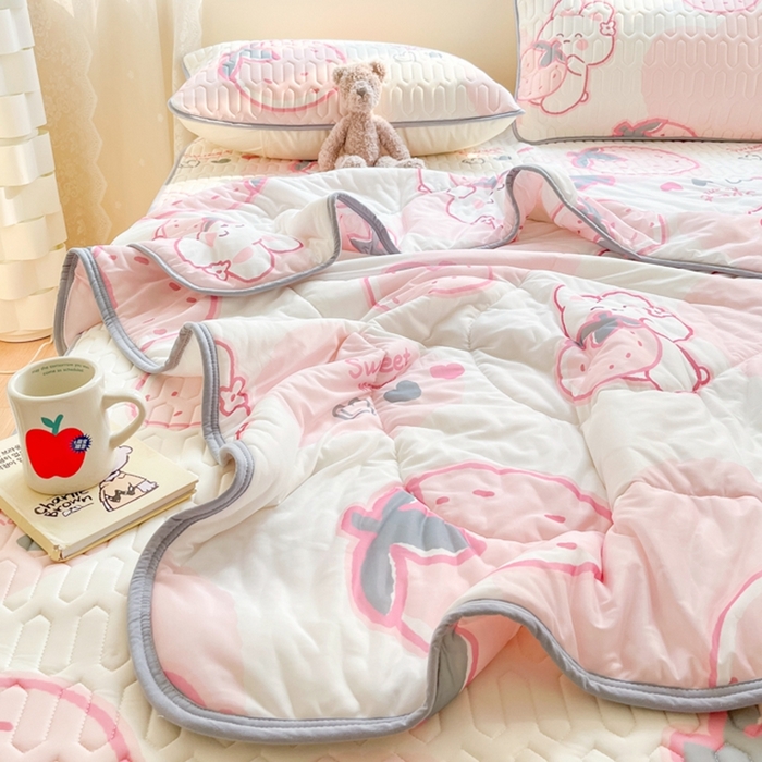 91家纺网 家纺一手货源 找家纺 沐慕2023新款凉感丝夏被四件套 草莓兔