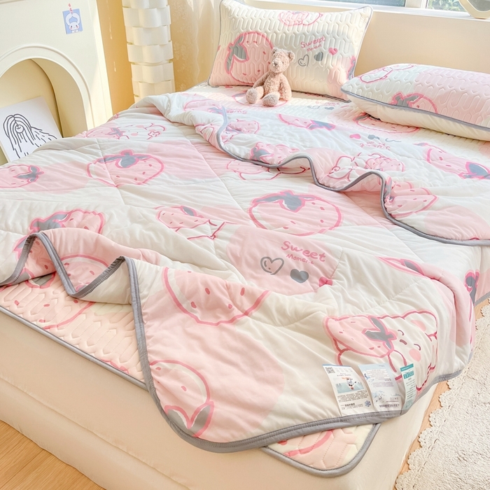 91家纺网 家纺一手货源 找家纺 沐慕2023新款凉感丝夏被四件套 草莓兔