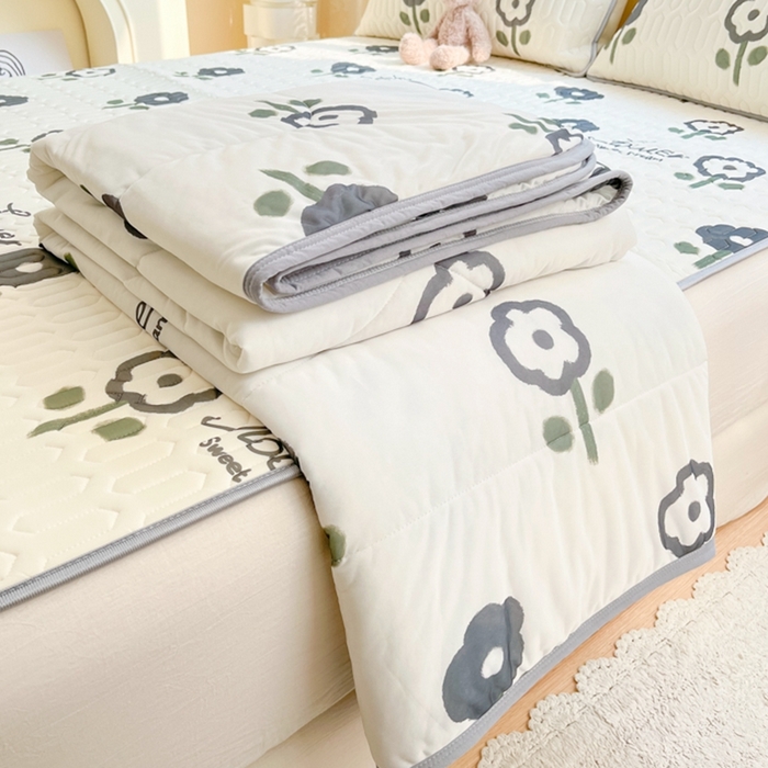 91家纺网 家纺一手货源 找家纺 沐慕2023新款凉感丝夏被四件套 草莓兔