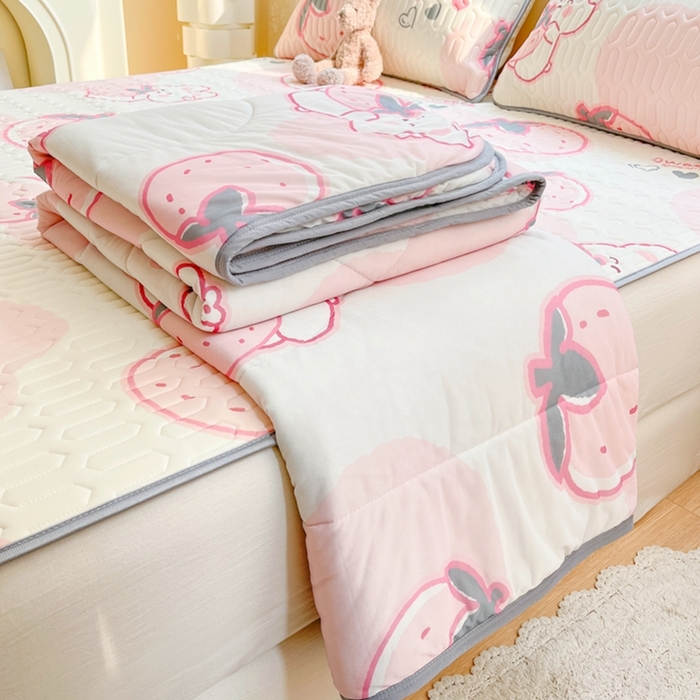 91家纺网 家纺一手货源 找家纺 沐慕2023新款凉感丝夏被四件套 草莓兔